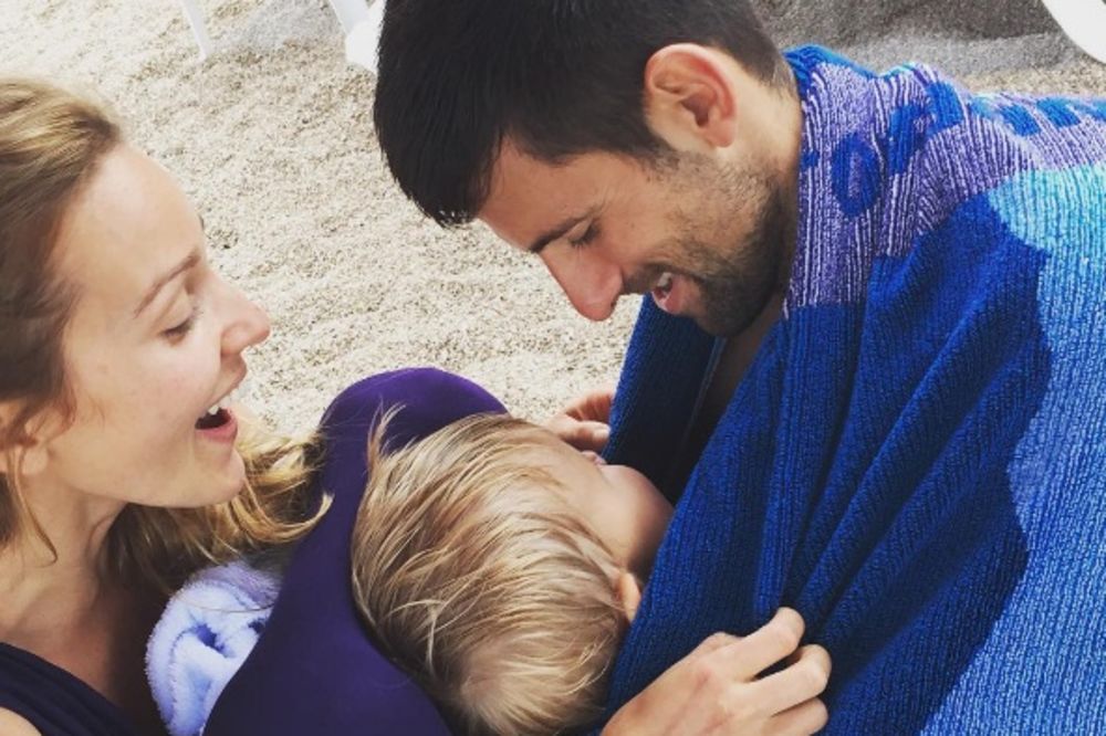 (FOTO) DRAGOCENI MOMENTI: Ovako na plaži uživaju Novak, Jelena i Stefan