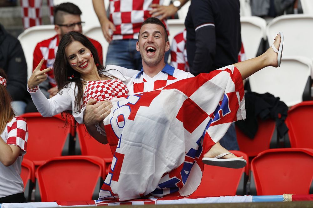 (FOTO) CELA HRVATSKA UZ VATRENE: Zvezde poželele sreću fudbalerima