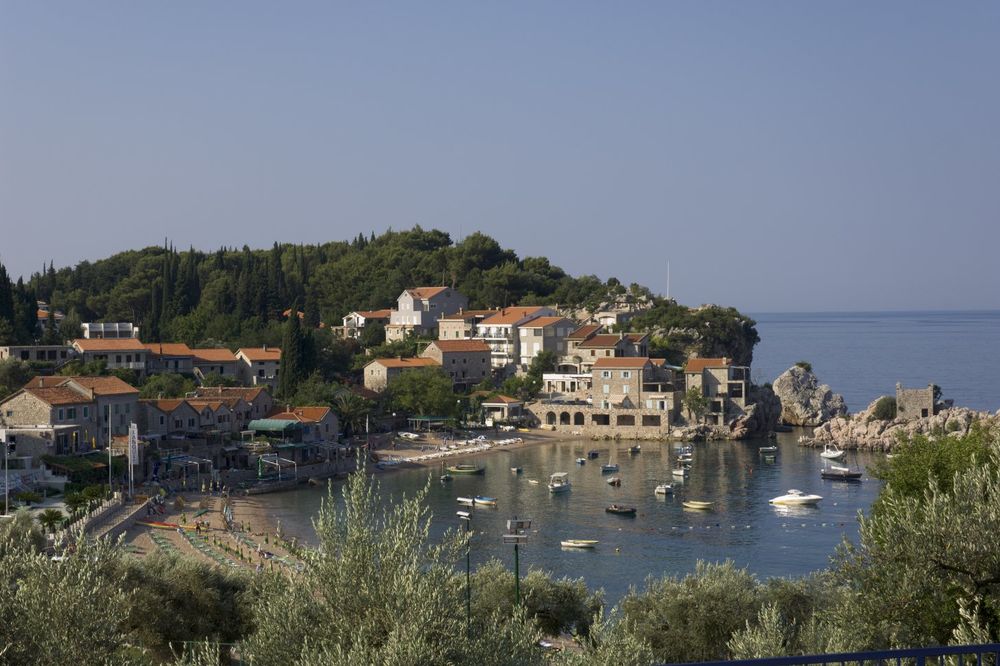 SRBIN PREBIJEN NA PLAŽI KOD BUDVE: Pripadnik obezbeđenja ga nazvao "srpskim psetom"!