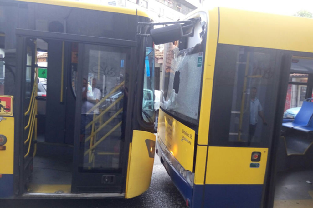 (FOTO) SUDAR NA ZELENOM VENCU: Autobus na liniji 706 se zakucao u drugi autobus