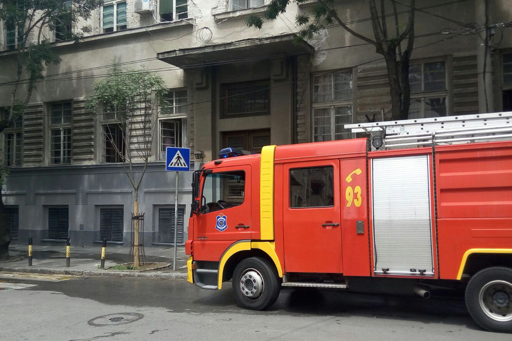 DRAMA U RAKOVICI: Vatrogasci skinuli DEČAKA (13) s KROVA zgrade