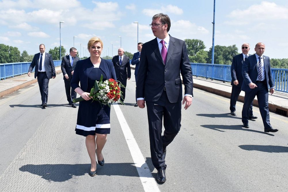 (FOTO) SIMBOLIČNI SUSRET NA MOSTU: Vučić Kolindi poklonio buket cveća
