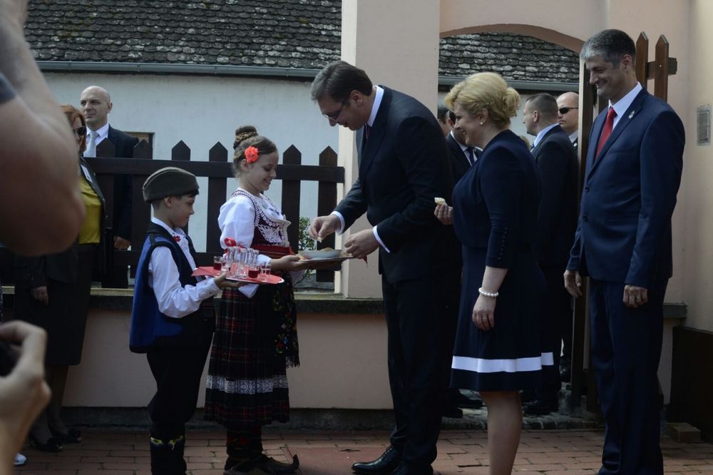 VUČIĆ SA KOLINDOM U HRVATSKOJ: Poseta rodnoj kući Milutina Milankovića, uz hleb i so