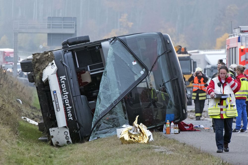 AUTOBUS UDARIO U KAMION: Velika saobraćajna nesreća u Austriji, povređeno 40 ljudi