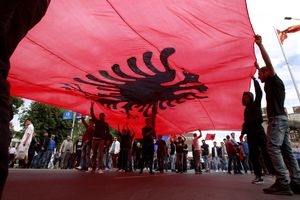 KAŽNJENI SA 230 EVRA: Albanskom zastavom provocirali po Budvi!