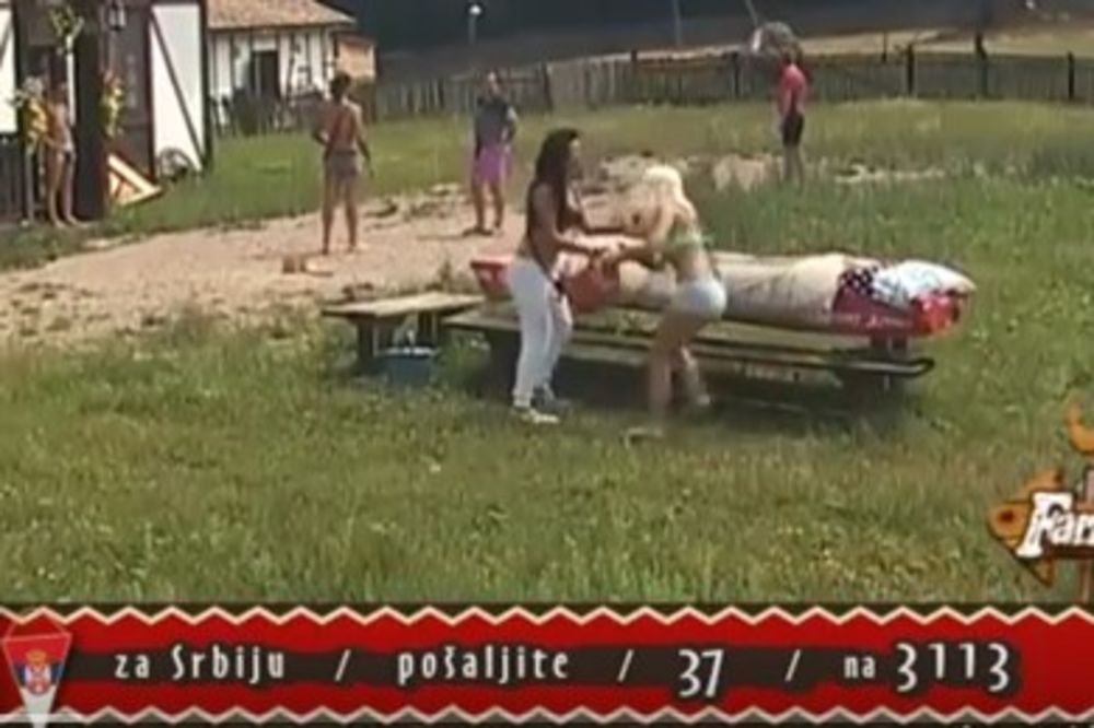 (VIDEO) FINALNA TUČA NA FARMI: Dušica i Marija Ana se brutalno vređale i polivale