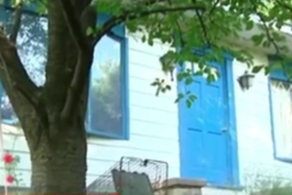 DECA SU BILA PREPLAŠENA, KRILA SU SE U KOKOŠINJCU: Ovo je kuća u kojoj je manijak držao 12 devojčica
