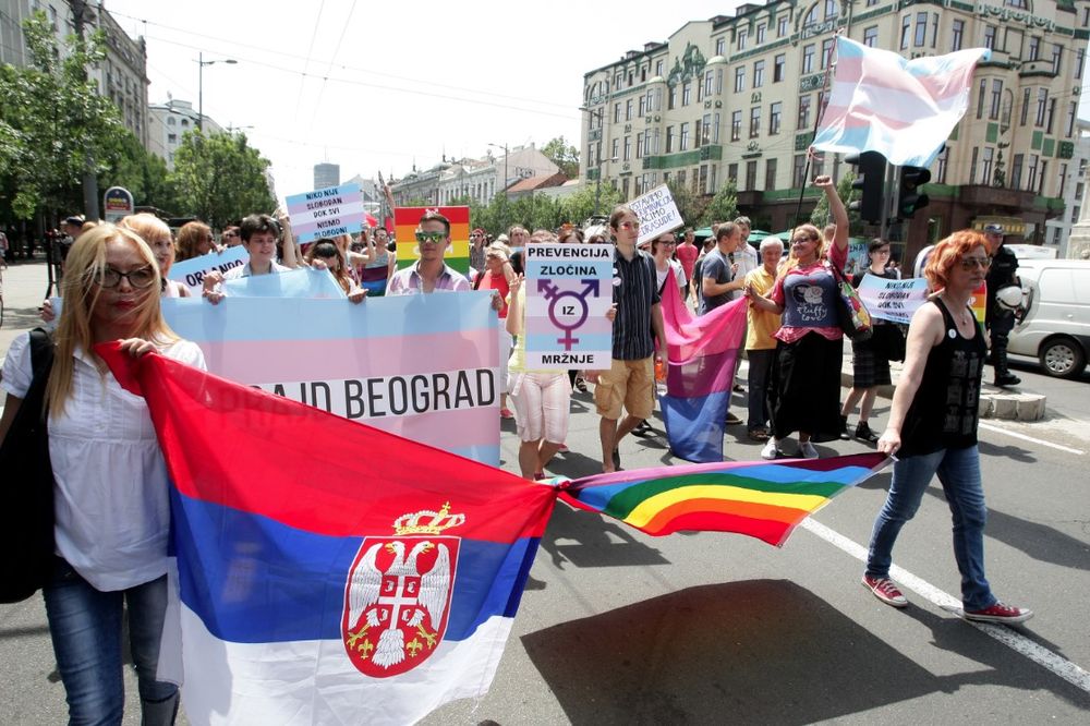 (FOTO) BEZ IJEDNOG INCIDENTA: Parada ponosa prošla centrom Beograda