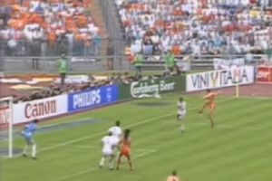 (VIDEO) PROTIV SVIH ZAKONA FIZIKE: Evo najlepšeg gola u istoriji fudbala postignutog na današnji dan