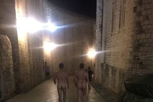 SKANDAL U DUBROVNIKU: Turisti goli šetali Starim gradom