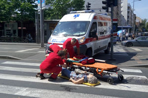 PRELAZILA NA CRVENO, PA JE UDARIO AUTO: Žena (70) teško povređena u udesu u centru Beograda