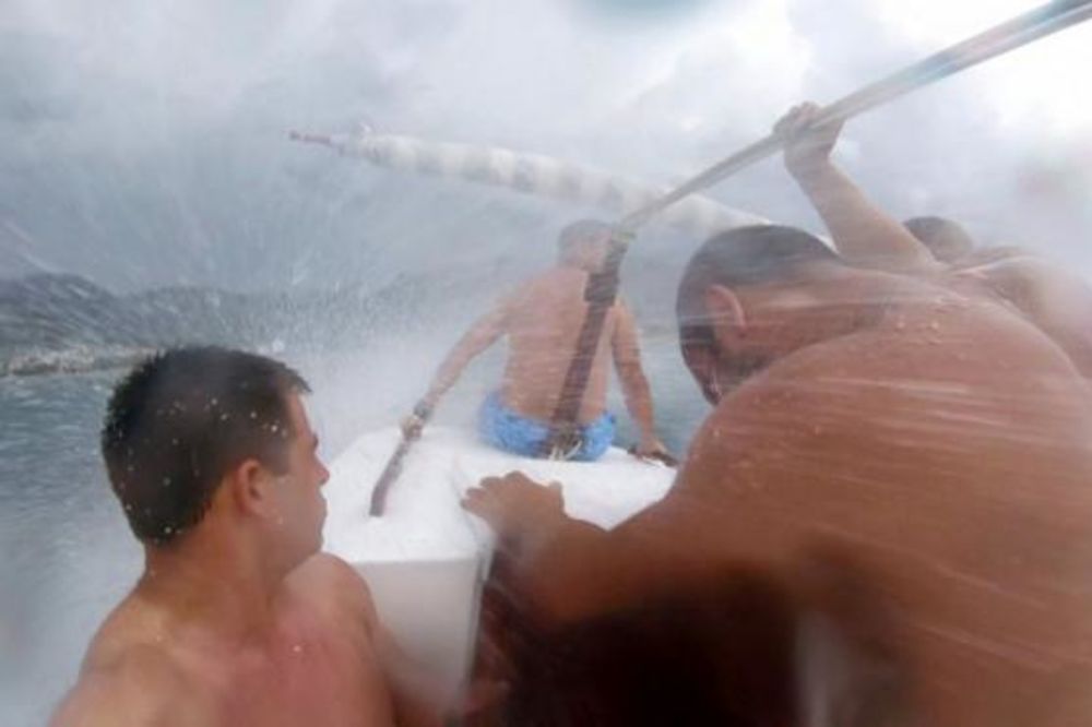 (VIDEO) DRAMA NA MORU: Mladi Barani čamcem krenuli na kupanje, a onda ih je zahvatila oluja!