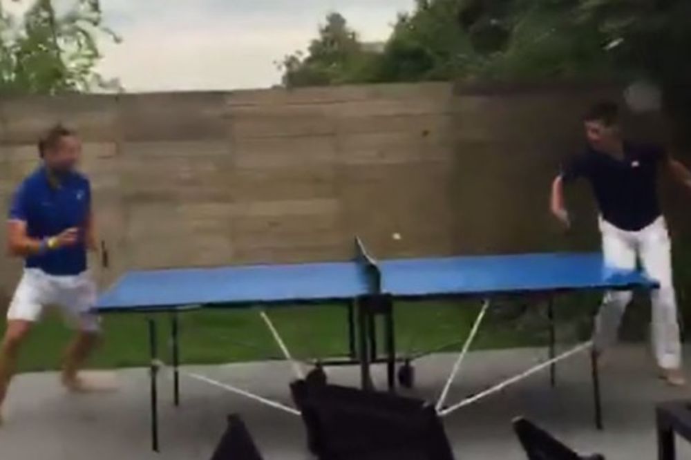 (VIDEO) NOVAK NE VOLI DA GUBI: Pogledajte kako sa drugarom igra stoni tenis