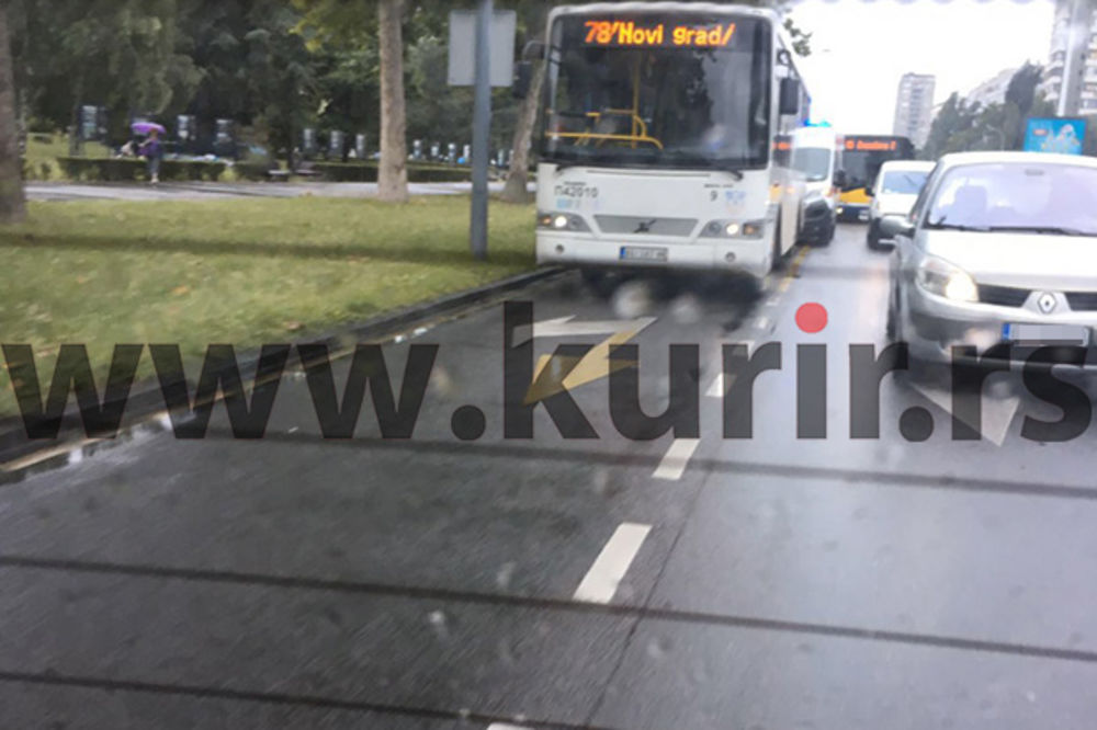 (FOTO) NESREĆA U NOVOM BEOGRADU: Žena ispala iz autobusa na kružnom toku