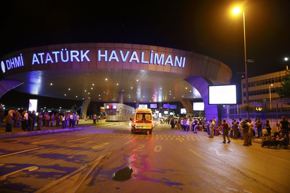 (VIDEO) POPRIŠTE MASAKRA U ISTANBULU: Trenutak straha posle eksplozije