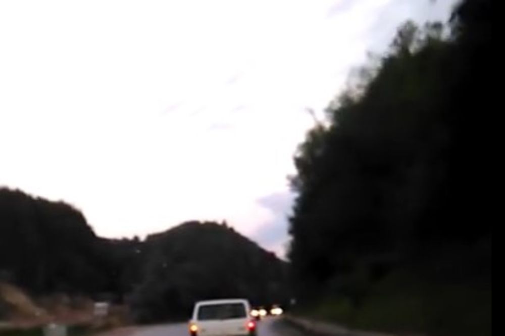 (VIDEO) STRAVIČAN SUDAR U BOSNI: Vozio pijan po putu, sve snimio drugi vozač