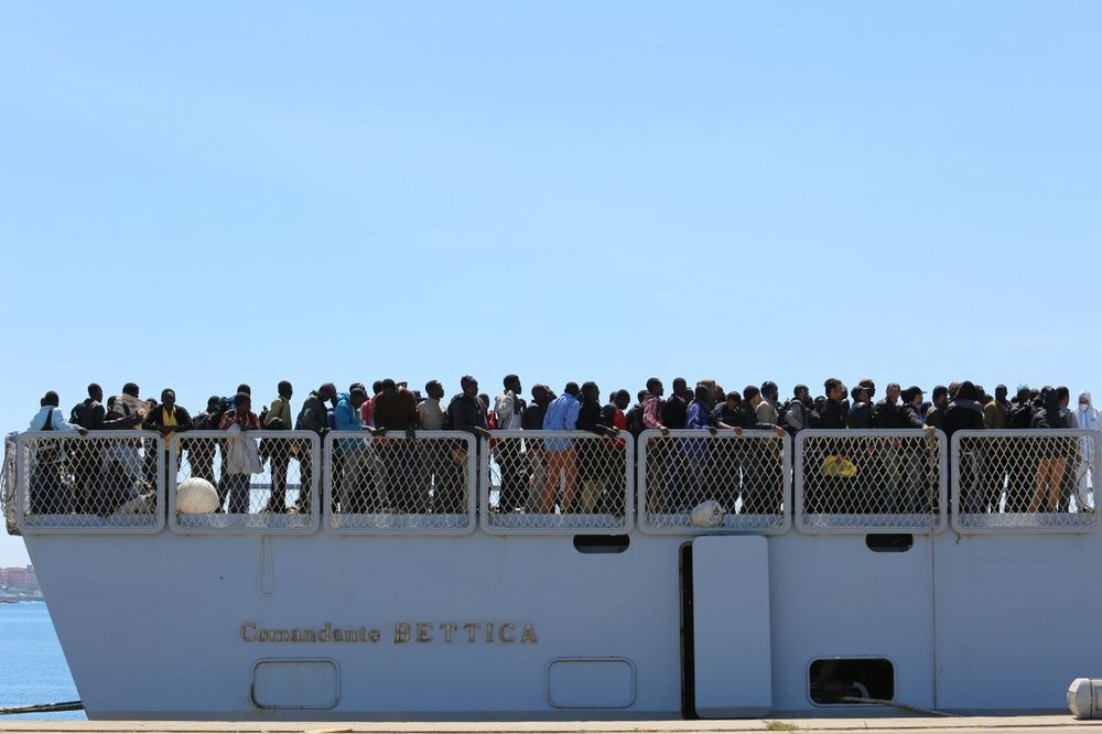POSLE GODINU DANA POD VODOM: Italijanska mornarica izvukla brod koji je potonuo sa 700 migranata