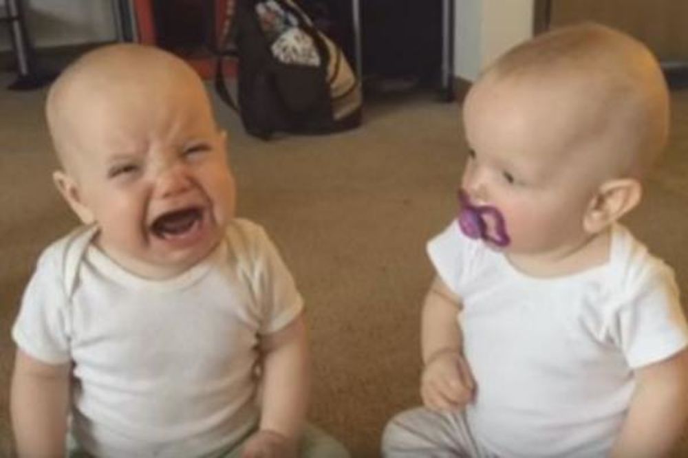 VIDEO KOJI ĆE VAS NASMEJATI DO SUZA: Kada se blizanci posvađaju zbog cucle