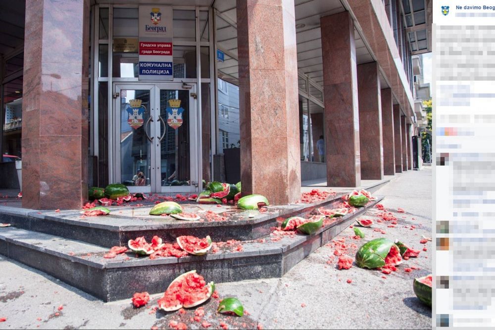 (FOTO) BESNI ZBOG SMRTI PRODAVCA NA VIDIKOVCU: Građani lubenicama gađali komunalce!