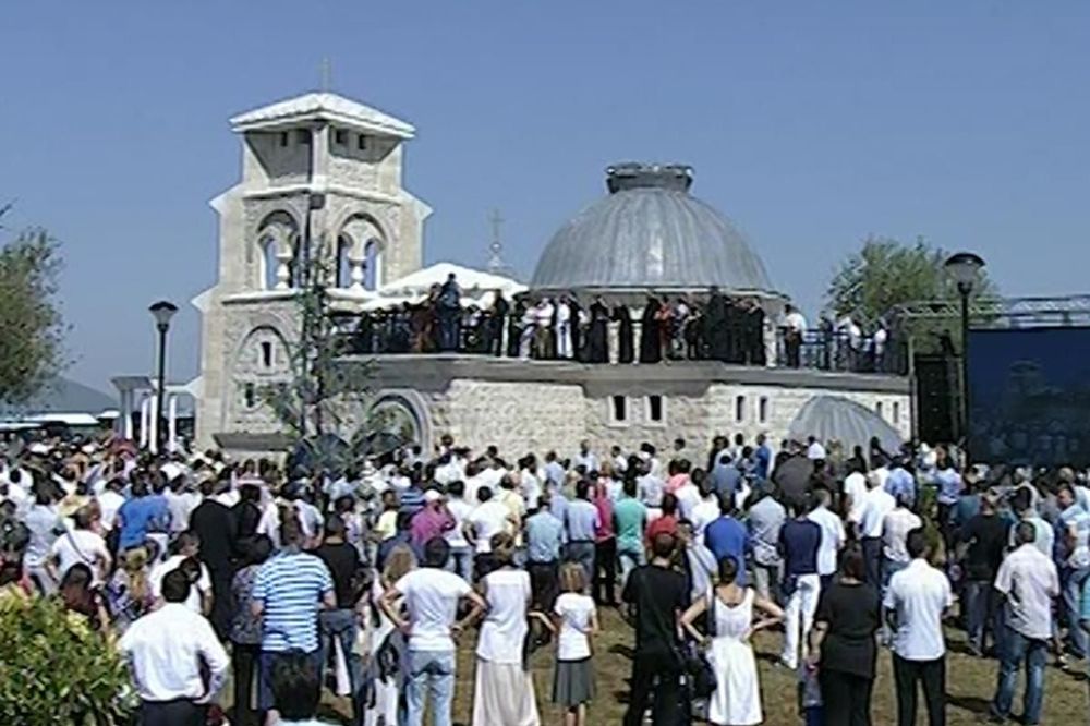 SRPSKO DRUŠTVO PREBILOVCI: Nepoznate osobe uništavaju okolinu crkve i zastrašuju Srbe