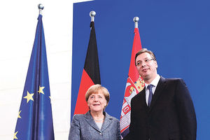 POČASTVOVAN SAM ŠTO SARAĐUJEM SA VAMA: Vučić čestitao Merkelovoj na ponovnom izboru za lidera CDU