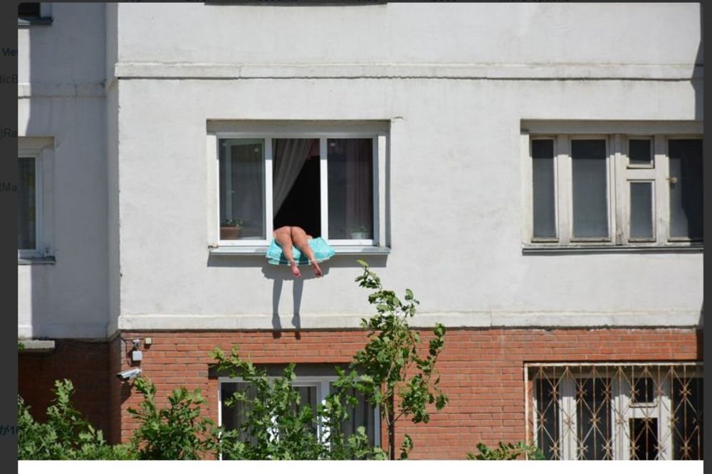 (FOTO) SEVNULA GUZA SA PROZORA: Ruskinja gleda kroz prozor... ali s leđa