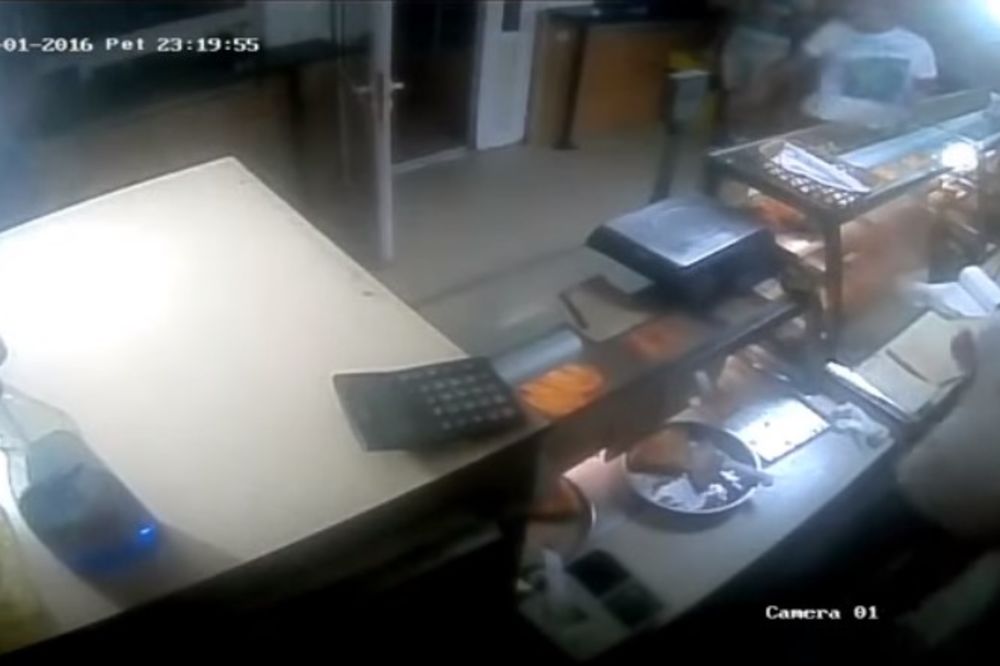 (VIDEO) VANDALIZAM U PRIJEPOLJU: Trojica nasilnika napali pekaru, pretili bombom