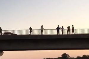 (VIDEO) NEVERICA U ULCINJU: Pevačica Rita Ora skočila sa mosta