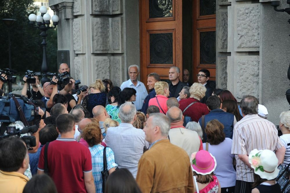 (FOTO) GUŽVA NA ULAZU U VLADU: Vučić sa građanima razgovara već 8 sati