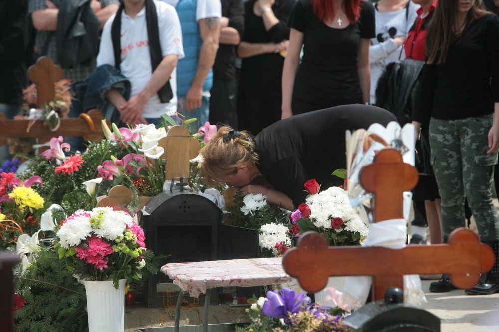 TRI MESECA OD UBISTVA PEVAČICE: Muž i majka odneli ivanjsko cveće na Jelenin grob
