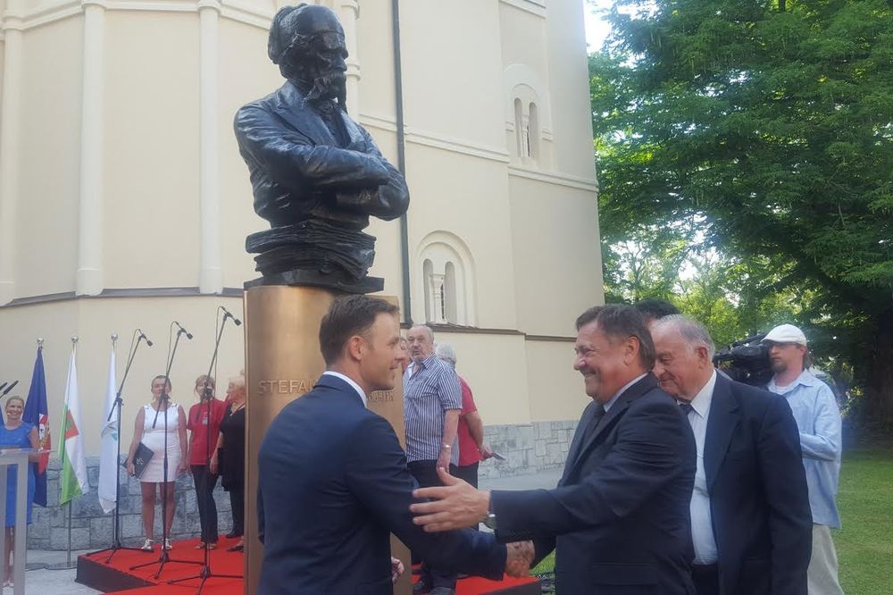 (FOTO) U CENTRU LJUBLJANE: Siniša Mali otkrio bistu Vuku Karadžiću