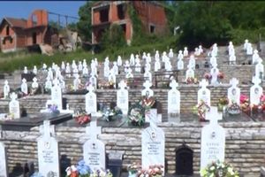 POLOŽENO CVEĆE U ZNAK SEĆANJA: U Bratuncu obeleženo stradanje 3.500 Srba