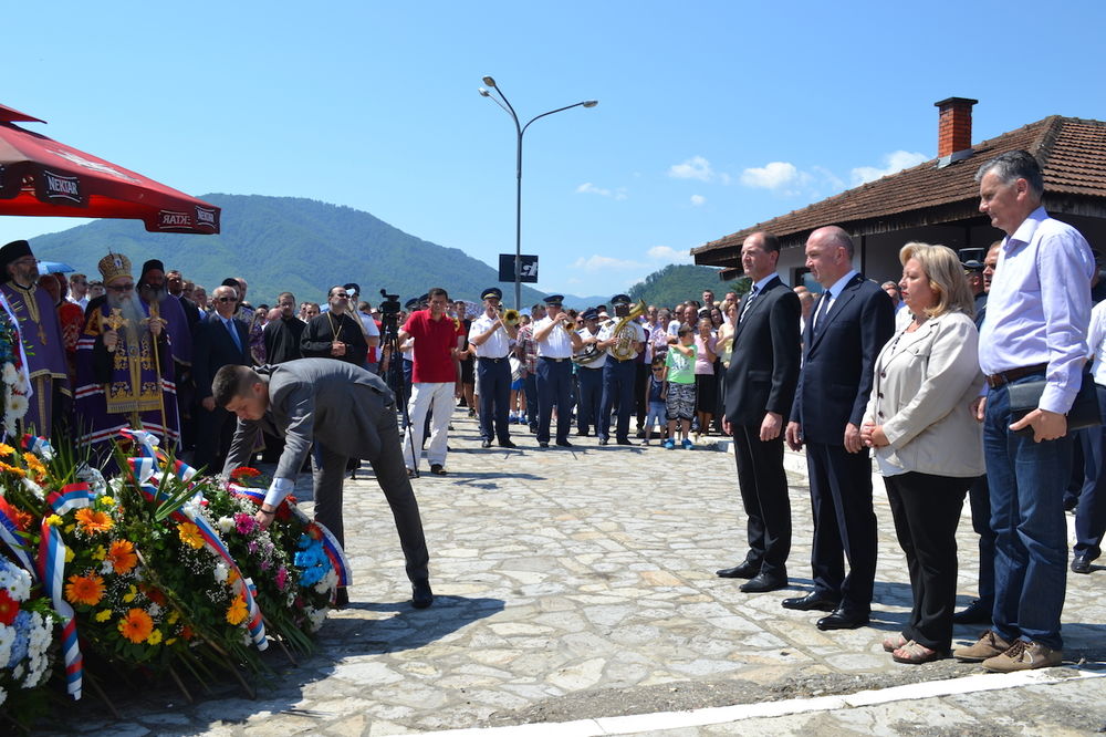 NENAD POPOVIĆ SNP U BRATUNCU: Sećanjem na žrtve sprečavamo nove genocide nad Srbima