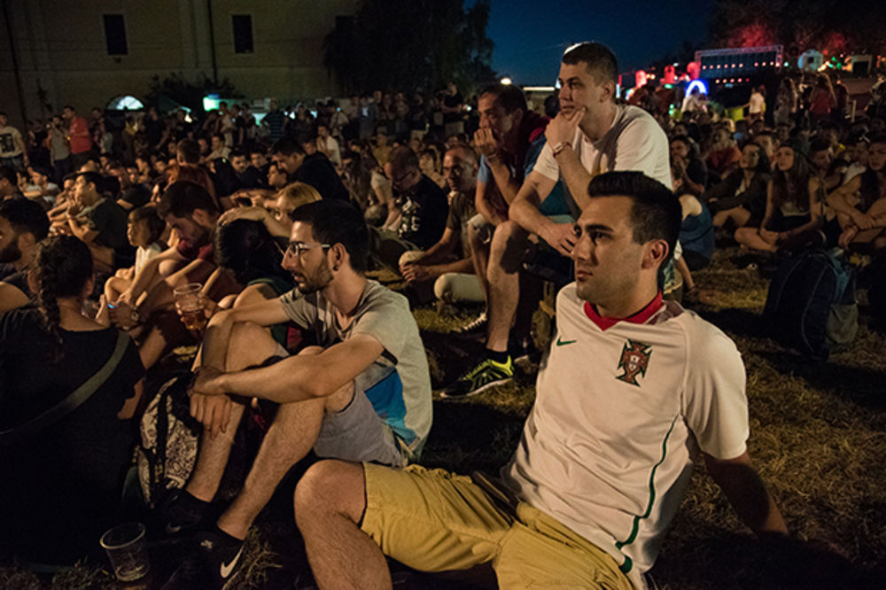 (FOTO) I EGZITAŠI VOLE FUDBAL: Kako su ljudi ispratili finale evropskog prvenstva!