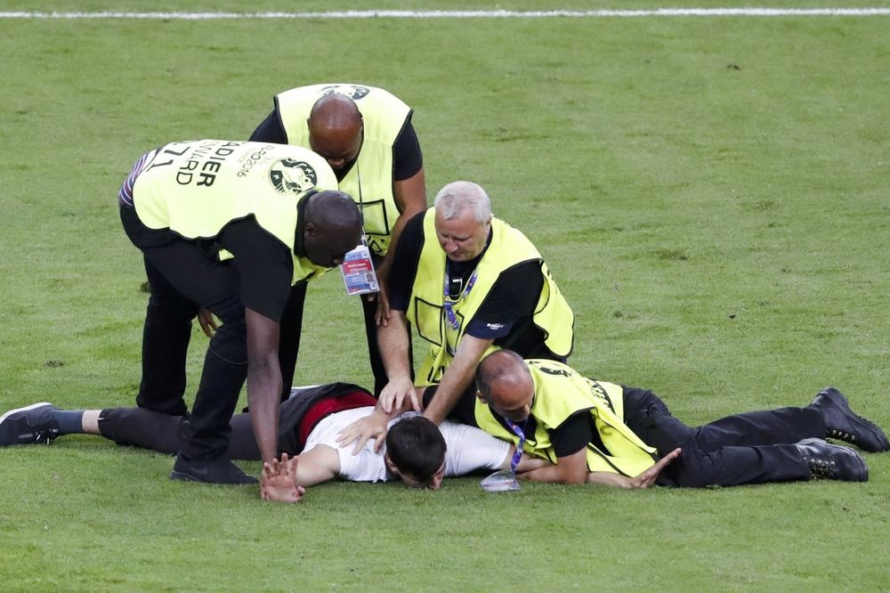 (FOTO) DALJE NEĆEŠ MOĆI: Navijač Francuske uleteo na teren tokom finala, obezbeđenje ga savladalo