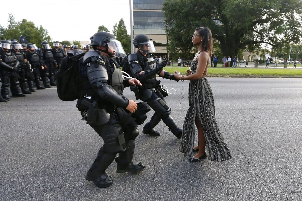 FOTOGRAFIJA KOJA ĆE UĆI U ISTORIJU: Ova je žena postala simbol otpora i borbe za rasnu jednakost