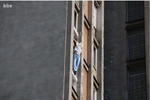 DRAMA U SARAJEVU: Žena visila na 10. spratu stambene zgrade