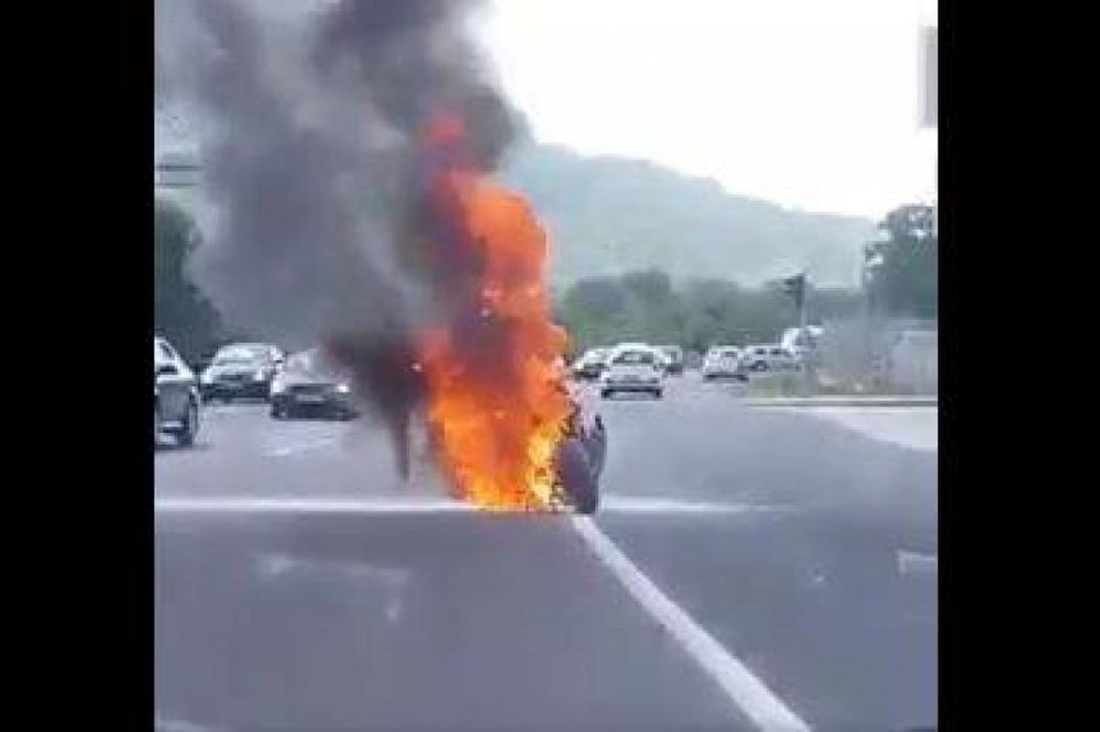 (VIDEO) UŽAS U SARAJEVU: Motociklista se zapalio u toku vožnje!
