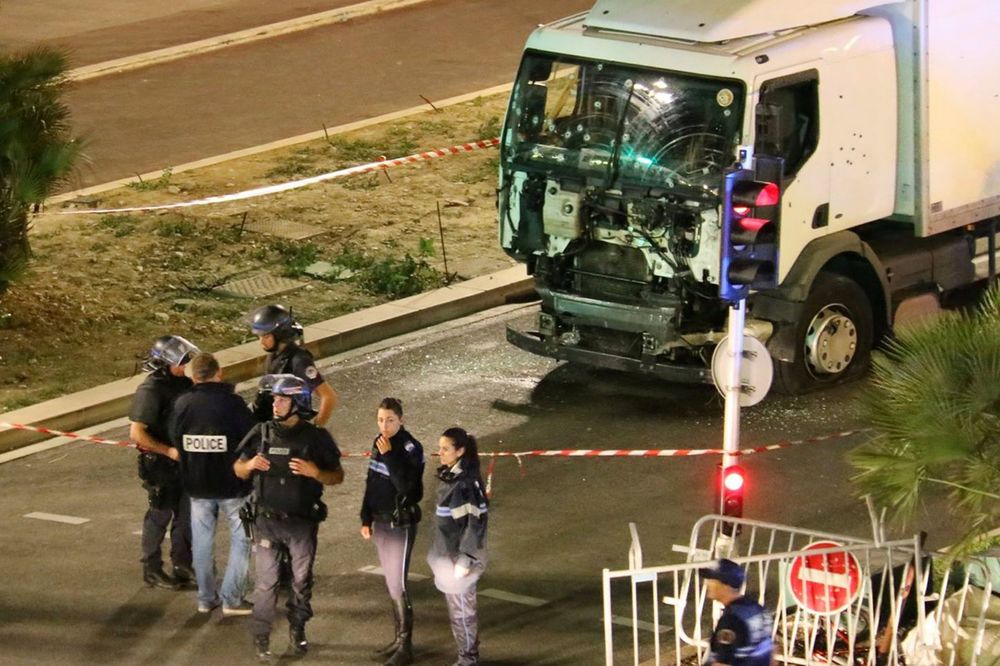FRANCUZI BESNI NA POLICIJU: Teroristu iz Nice niko nije zaustavio, vozio je 4 minuta bez prestanka