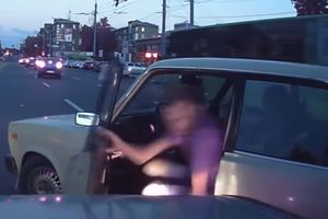 (VIDEO) KARMA JE KUČKA: Prvo je pobesneo i izašao iz kola, a onda je pravda intervenisala
