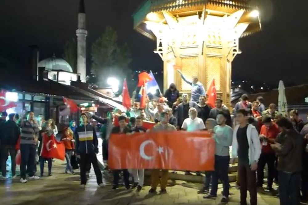 (VIDEO) STALI UZ ERDOGANA: I turski državljani u Sarajevu izašli na ulice