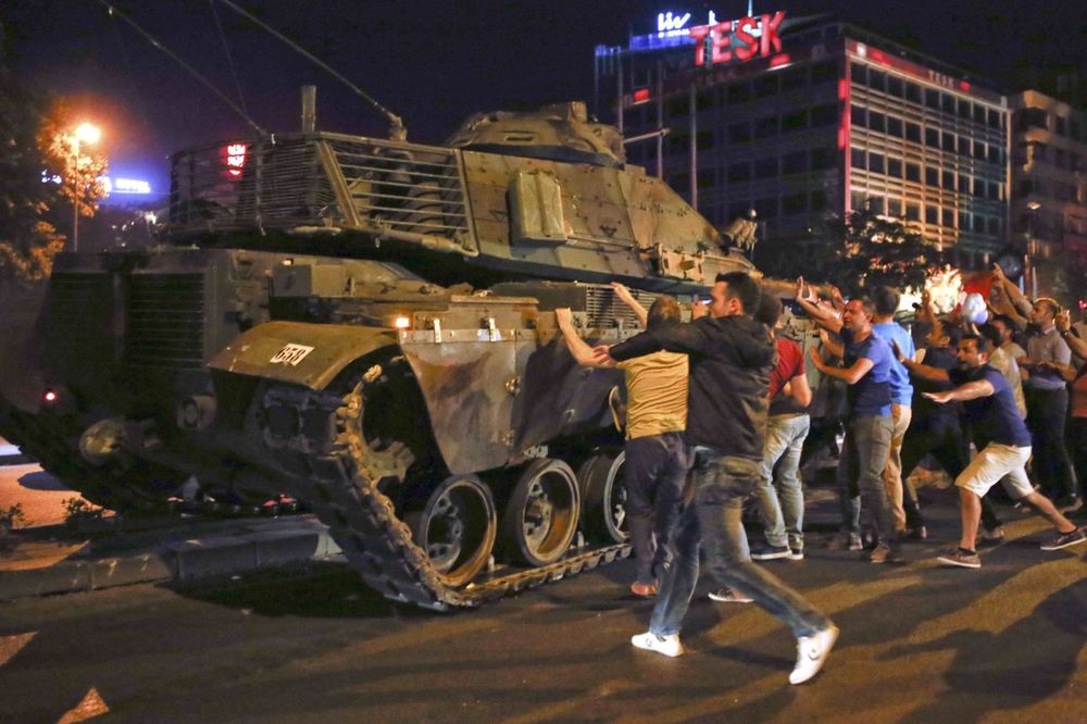 (VIDEO) ONI SU SIMBOL DRŽAVNOG UDARA U TURSKOJ: Golim rukama su zaustavili tenkove i silnu vojsku