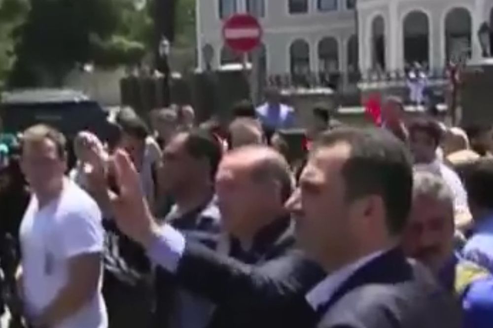 PRVI PUT POSLE PUČA MEĐU PRISTALICAMA: Erdogan se pojavio na ulicama Istanbula
