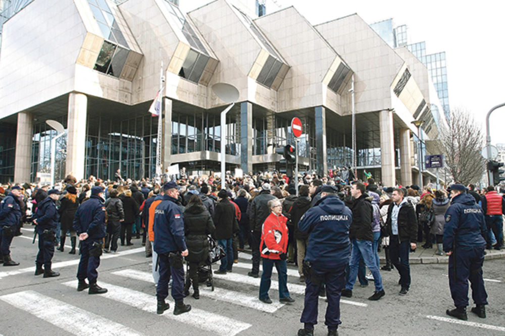 POLICAJCI ZADUŽENI DO GUŠE ZBOG ŠVAJCARACA: Apel policijskog sindikata!