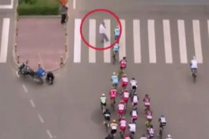 (VIDEO) BICIKLIZAM ILI KUGLANJE? Pešak uzrokovao opšti haos na biciklističkoj trci