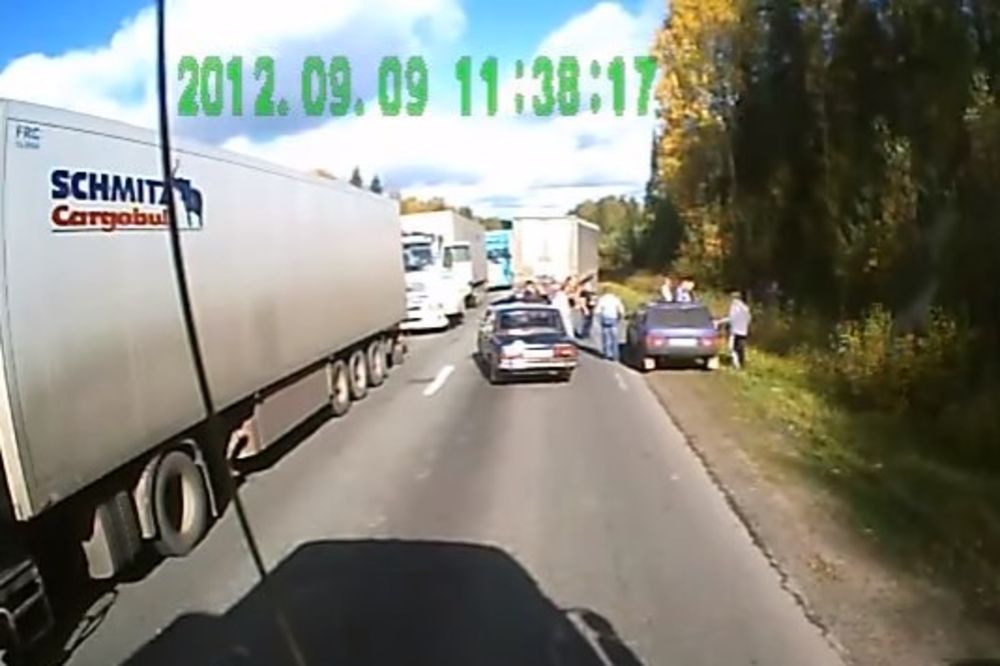 (VIDEO) Banditi su napali ruskog kamiondžiju, ali je on pozvao kolege. Evo ko je izvukao deblji kraj