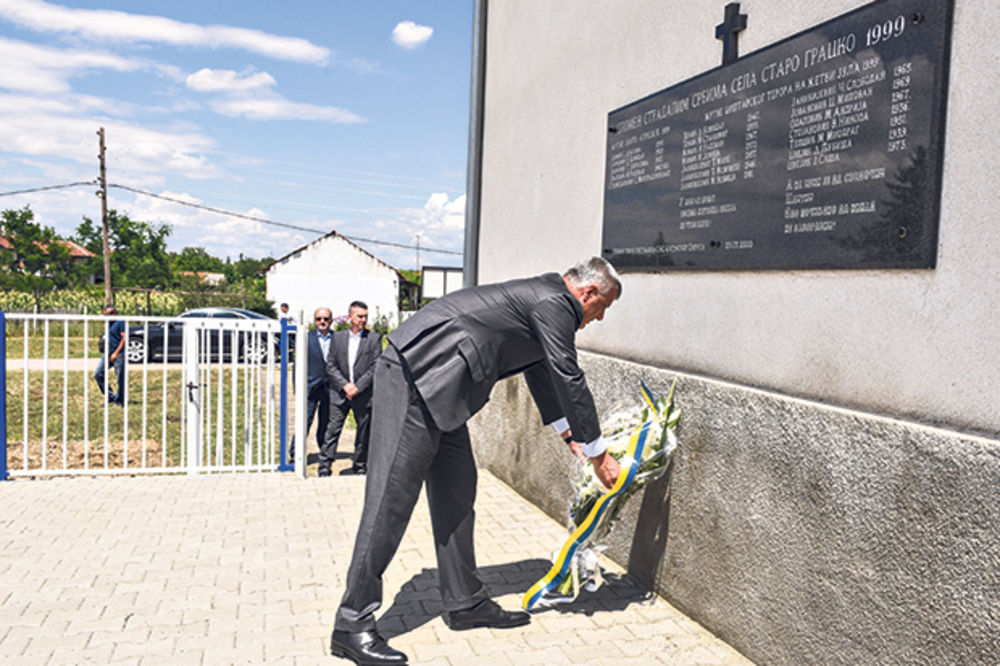 TAČI NA MESTU ZLOČINA: Obišao spomenik ubijenim Srbima!