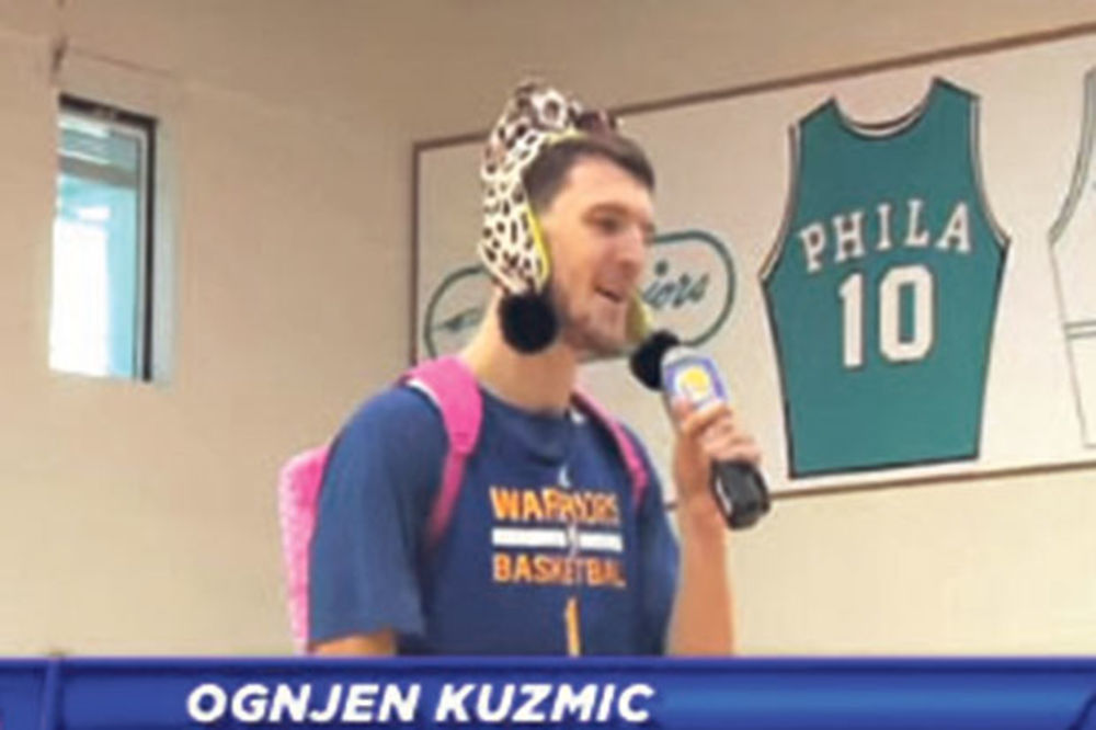 (VIDEO) PRAVI DELIJA: Ognjen Kuzmić pevao Zvezdine pesme u NBA