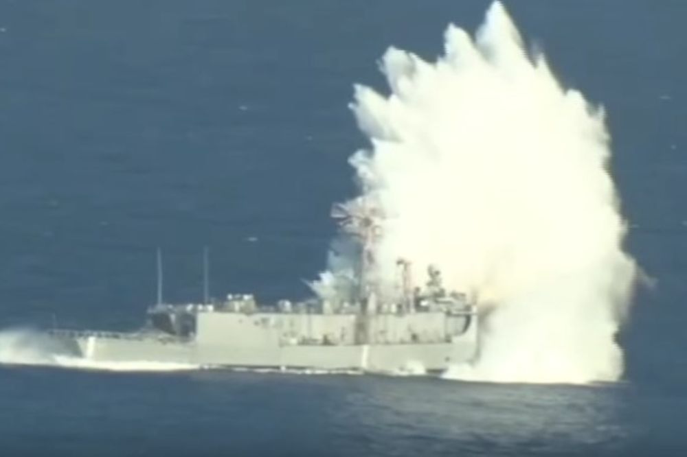 (VIDEO) ISPALILI NA NJEGA 2 TONE PROJEKTILA: Trebalo im je 12 sati da potope ovaj američki brod!