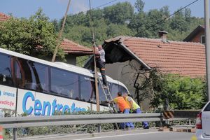 SAOBRAĆAJNA NESREĆA KOD SARAJEVA: Autobus sleteo sa puta i udario u kuću, 11 ljudi povređeno